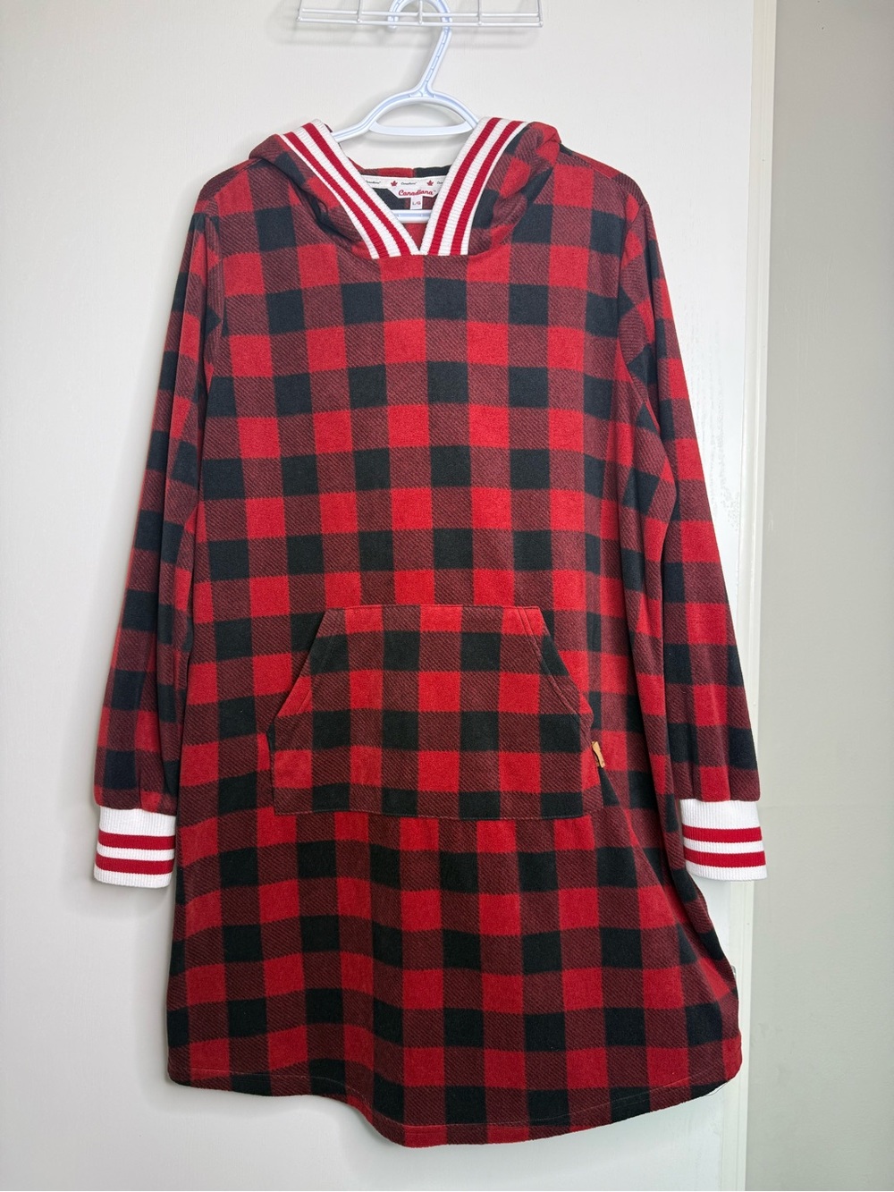 Canadiana Red and Black Buffalo Plaid Fleece Pullover Robe Maple Leaf Tag Large